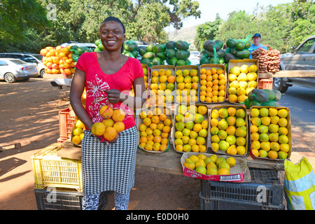 Femme de la région à l'étal de fruits, Enfield, Province du Nord Ouest de la République d Afrique du Sud Banque D'Images