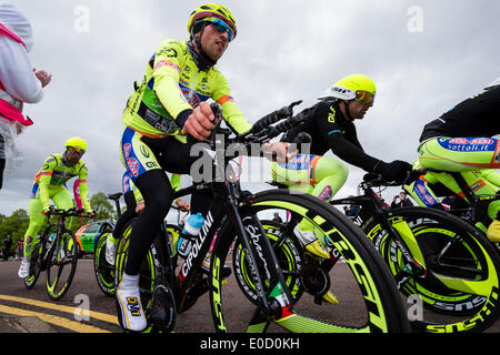 Belfast, Irlande du Nord. 09 mai, 2014. Coureurs de l'équipe de pass Neri Sottoli bâtiment du parlement de l'Irlande du Nord, Stormont, au cours de la pratique de l'équipe Time Trial &AMP ; première étape du Giro d'Italia. Credit : Action Plus Sport Images/Alamy Live News Banque D'Images