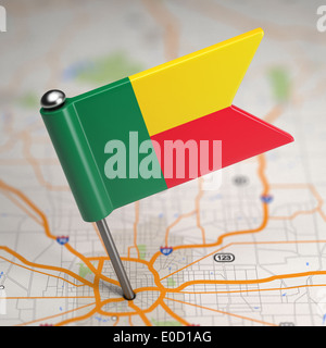 Bénin petit drapeau sur un fond de carte. Banque D'Images