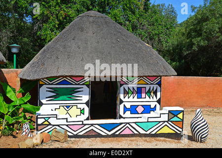 Les Ndebele peintes en séjour à Motseng Village culturel, Sun City, Pilanesberg, Province du Nord-Ouest, Afrique du Sud Banque D'Images