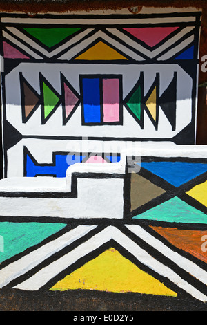 Les Ndebele peintes en séjour à Motseng Village culturel, Sun City, Pilanesberg, Province du Nord-Ouest, Afrique du Sud Banque D'Images