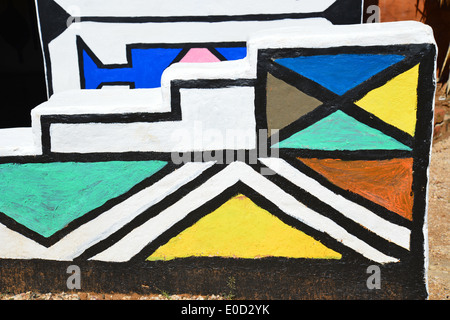 Les Ndebele peintes en séjour à Motseng Village culturel, Sun City, Pilanesberg, Province du Nord-Ouest, Afrique du Sud Banque D'Images