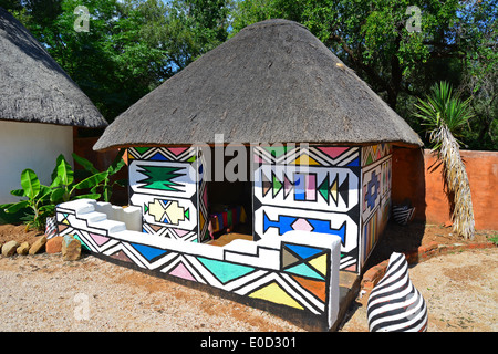 Les Ndebele peintes en séjour à Motseng Village culturel, Sun City, Pilanesberg, Province du Nord-Ouest, Afrique du Sud Banque D'Images