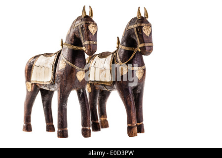 Une statuette ancienne représentant un cheval isolé sur fond blanc Banque D'Images