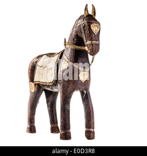 Une statuette ancienne représentant un cheval isolé sur fond blanc Banque D'Images