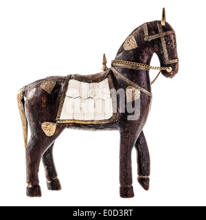 Une statuette ancienne représentant un cheval isolé sur fond blanc Banque D'Images