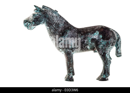 Une statuette ancienne représentant un cheval isolé sur fond blanc Banque D'Images