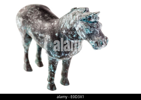 Une statuette ancienne représentant un cheval isolé sur fond blanc Banque D'Images