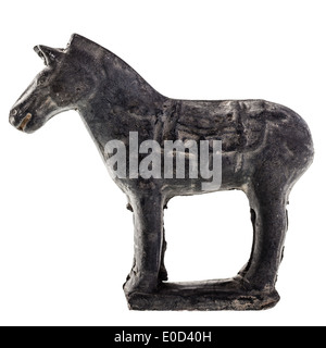 Une statuette ancienne représentant un cheval isolé sur fond blanc Banque D'Images