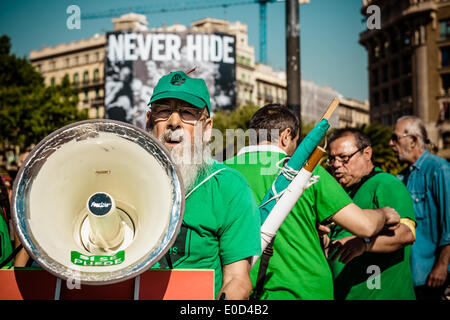 Barcelone, Espagne. Mai 9th, 2014 : un militant de l'anti-expulsion 'groupe' HAP, la plate-forme des personnes touchées par des hypothèques, avec son mégaphone pendant les 'TicTac' protester à Barcelone : Crédit matthi/Alamy Live News Banque D'Images