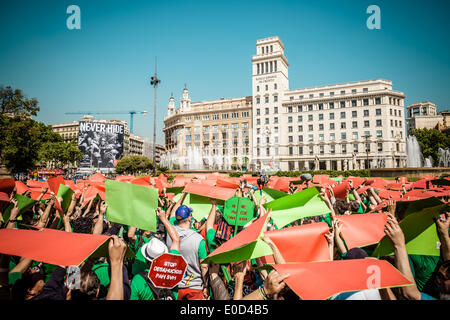 Barcelone, Espagne. Mai 9th, 2014 : Les militants de l'anti-expulsion 'groupe' HAP, la plate-forme des personnes touchées par des hypothèques, se rassemblent à la Catalogne lieu avec des cartons de couleur pour construire une mosaïque Crédit : matthi/Alamy Live News Banque D'Images