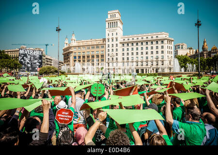Barcelone, Espagne. Mai 9th, 2014 : Les militants de l'anti-expulsion 'groupe' HAP, la plate-forme des personnes touchées par des hypothèques, se rassemblent à la Catalogne lieu avec des cartons de couleur pour construire une mosaïque Crédit : matthi/Alamy Live News Banque D'Images