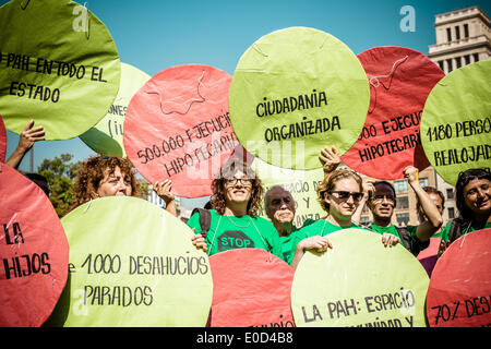 Barcelone, Espagne. Mai 9th, 2014 : Les militants de l'anti-expulsion 'groupe' HAP, la plate-forme des personnes touchées par des hypothèques, maintenir leurs pancartes au cours d'une manifestation à la place de Catalogne en crédit : Barelona matthi/Alamy Live News Banque D'Images