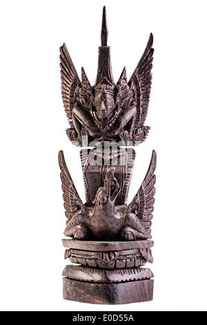 Une sculpture en bois du dieu Garuda de Thaïlande isolated over white Banque D'Images