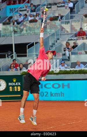 Madrid, Espagne. 09 mai, 2014. Santiago Giraldo de Colombie sert la balle pendant le jeu avec Roberto Bautista de l'Espagne au jour 6 de l'Open de Madrid de La Caja Magica. Credit : Action Plus Sport/Alamy Live News Banque D'Images