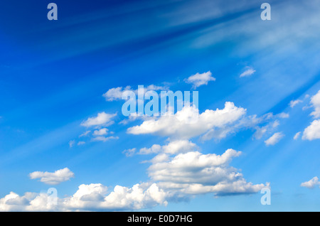 Ciel bleu et beaucoup de petits nuages. Résumé fond. Banque D'Images