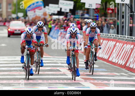 Belfast, Irlande du Nord. 09 mai, 2014. Luxe4Good Androni - Venezuela coureurs franchir la ligne d'arrivée au cours de la montre par équipe et première étape du Giro d'Italia. Credit : Action Plus Sport Images/Alamy Live News Banque D'Images