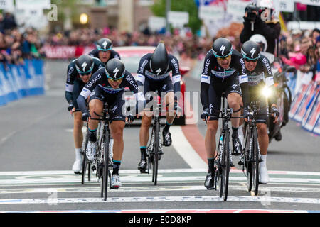 Belfast, Irlande du Nord. 09 mai, 2014. Omega Pharma - Quick-Step riders pousser fort au moment où ils franchissent la ligne d'arrivée au cours de la montre par équipe et première étape du Giro d'Italia. Credit : Action Plus Sport Images/Alamy Live News Banque D'Images