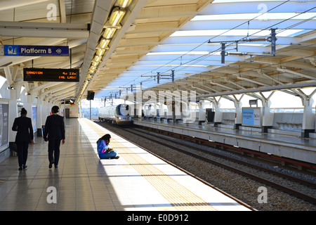 Train approchant Rhodesfield Station Gautrain, Rhodesfield, Kempton Park, la Province de Gauteng, Afrique du Sud Banque D'Images