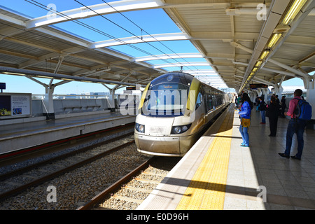 Train arrivant en gare Gautrain Rhodesfield, Rhodesfield, Kempton Park, la Province de Gauteng, Afrique du Sud Banque D'Images