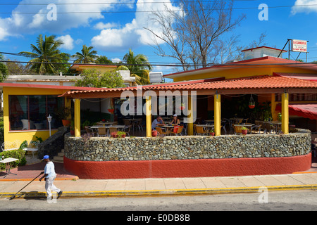 Couple dans un café à Varadero Cuba avec street sweeper Banque D'Images