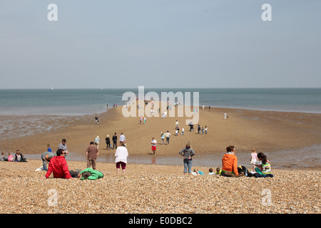 Plage de galets galets Whitstable Kent Bank Holiday Banque D'Images