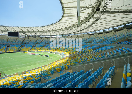 Vue sur le stade de soccer football Maracana de la tribune colorés coin, après deux ans de rénovation Banque D'Images