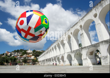 International football ballon de soccer volant dans le ciel au-dessus de Arcos da Lapa Arches Rio de Janeiro Brésil Banque D'Images