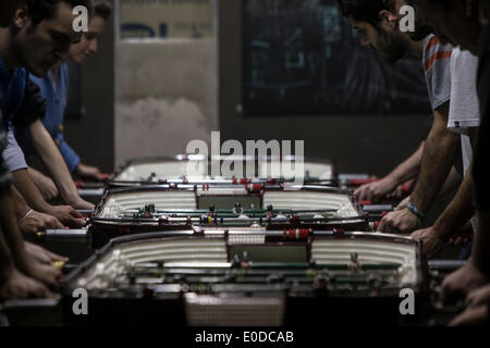 Buenos Aires. 8 mai, 2014. Image prise le 8 mai 2014, les résidents montre jouant pendant un championnat de football de table dans un bar à Buenos Aires, Argentine. En Argentine, le jeu de football de table ou "Baby-foot" est très populaire parmi les enfants et les adultes qui jouent dans les bars, les lieux de loisirs et les écoles. L'équipe nationale de football de l'Argentine, qui participent à la Coupe du Monde de la FIFA, brésil 2014, fait partie du groupe F avec la Bosnie-et-Herzégovine, l'Iran et le Nigeria. © Martin Zabala/Xinhua/Alamy Live News Banque D'Images