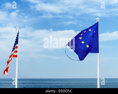 Drapeaux de l'Union européenne et les USA, photo symbolique pour le partenariat, de la diplomatie, des affaires étrangères, Fahnen der Onu Europaeischen Banque D'Images