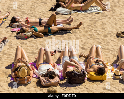 Les femmes par la baignade solaire sur la plage. Le calme et brunissures au soleil, Zwei Frauen beim Sonnenbaden am Strand. Relaxation Banque D'Images