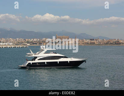 Yacht à moteur Princess de luxe - arrivée à Palma de Mallorca à bord Mme Marmadura / Sevenstar Yacht Transport Banque D'Images