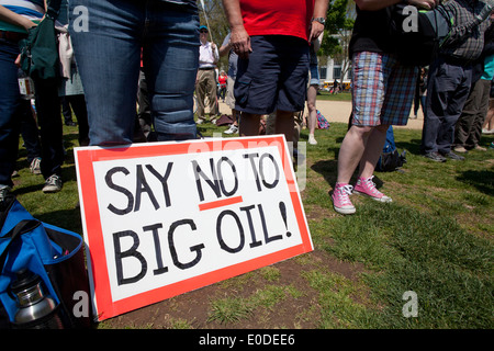 Ralliement des militants climatique contre Keystone XL pipeline - Washington, DC USA Banque D'Images