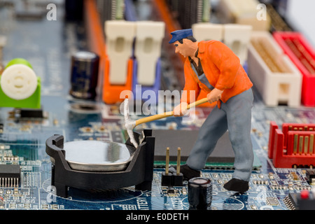 Les réparations d'un travailleur de la commission d'un ordinateur. Photo symbolique pour la sécurité des données, die ein Arbeiter und repariert Platine d'ordinateurs. Banque D'Images