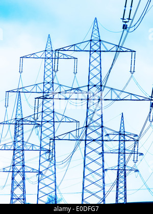 Le flux d'un des mâts de gestion haute tension. Ligne d'alimentation de courant électrique transporte, die von Strommasten Hochspannungs Banque D'Images