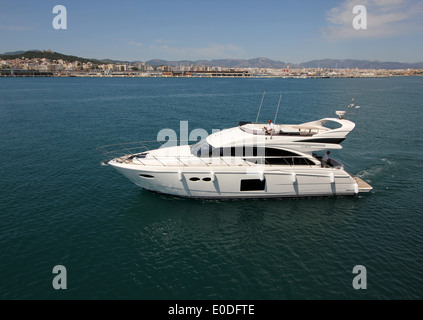 Yacht à moteur de luxe Princess - Princess 56 Flybridge - arrivée à Palma de Mallorca à bord Mme Marmadura Banque D'Images