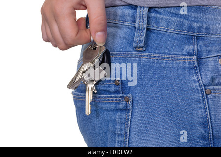 La main d'une jeune femme en jeans avec des alliance. Clé pour voiture et télévision, die Hand von jungen Frau mit en Jean Schluesselbu Banque D'Images