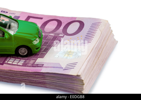 Modèle de voiture verte sur les billets de banque, photo symbolique pour autopurchase, le financement et les coûts, Geldscheinen Modellauto Gruenes auf, symbole Banque D'Images