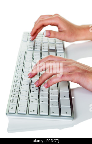 Une femme travaille dans un bureau sur le clavier d'un ordinateur, Eine Frau arbeitet in einem Buero auf der Tastatur eines Computers Banque D'Images