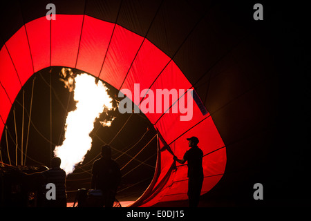 Des jets de flamme du brûleur gaz sur un ballon à air chaud. Banque D'Images