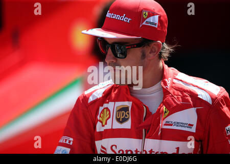 Barcelone, Espagne. 9 mai, 2014. FERNANDO ALONSO, de l'Espagne et la Scuderia Ferrari est vu dans le paddock après la deuxième séance d'essais libres du Grand Prix d'Espagne de Formule 1 2014 sur le circuit de Catalunya à Barcelone, Espagne. Credit : James Gasperotti/ZUMA/ZUMAPRESS.com/Alamy fil Live News Banque D'Images