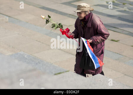 Sofia, Bulgarie. 9 mai, 2014. Le 9 mai 2014, plus de mille personnes déposé des couronnes et des fleurs au monument de l'armée soviétique à Sofia pour marquer le Jour de la victoire. Il y a 69 ans, l'état-major général de la Wehrmacht a signé la reddition inconditionnelle de l'allemand à l'Union soviétique forses siège à Berlin. Parmi les cadeaux il y avait des diplomates, des personnalités politiques, anciens combattants de la Seconde Guerre mondiale, et les citoyens russes vivant à Sofia. Beaucoup de gens portaient des St George's ruban qui symbolise la victoire de l'Riussia sur l'Allemagne. Credit : Hristo Vladev/NurPhoto ZUMAPRESS.com/Alamy/Live News Banque D'Images