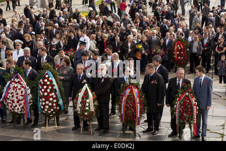 Sofia, Bulgarie. 9 mai, 2014. Le 9 mai 2014, plus de mille personnes déposé des couronnes et des fleurs au monument de l'armée soviétique à Sofia pour marquer le Jour de la victoire. Il y a 69 ans, l'état-major général de la Wehrmacht a signé la reddition inconditionnelle de l'allemand à l'Union soviétique forses siège à Berlin. Parmi les cadeaux il y avait des diplomates, des personnalités politiques, anciens combattants de la Seconde Guerre mondiale, et les citoyens russes vivant à Sofia. Beaucoup de gens portaient des St George's ruban qui symbolise la victoire de l'Riussia sur l'Allemagne. Credit : Hristo Vladev/NurPhoto ZUMAPRESS.com/Alamy/Live News Banque D'Images