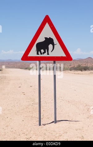 Attention : les éléphants ! Panneau routier debout à côté de la route, la Namibie, l'Afrique Banque D'Images