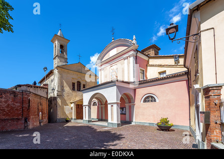 Deux petites églises sur la place pavée sous ciel bleu en Barolo, Italie. Banque D'Images