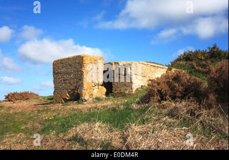 Une vue d'une Seconde Guerre mondiale, la casemate de défensive peu à l'oeil sur le Salthouse North Norfolk Coast, England, UK. Banque D'Images