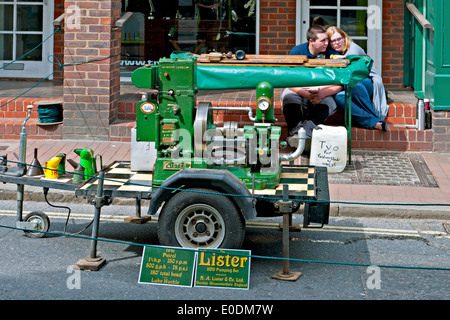 Les adeptes du moteur à l'arrêt afficher leurs machines à la ville juste Banque D'Images