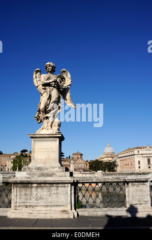 Italie, Rome, statue d'ange sur le pont Sant'Angelo et basilique Saint-Pierre, ange avec la couronne d'épines Banque D'Images