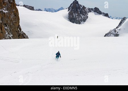 Chamonix Mont Blanc, France - skieurs sur le glacier de main de descendre la Vallée Blanche ski hors piste Banque D'Images