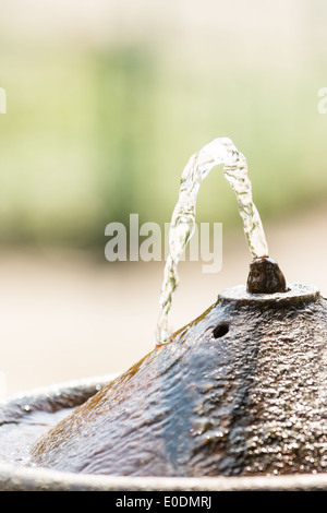 L'eau potable fontaine publique avec de l'eau coulant Close Up Banque D'Images